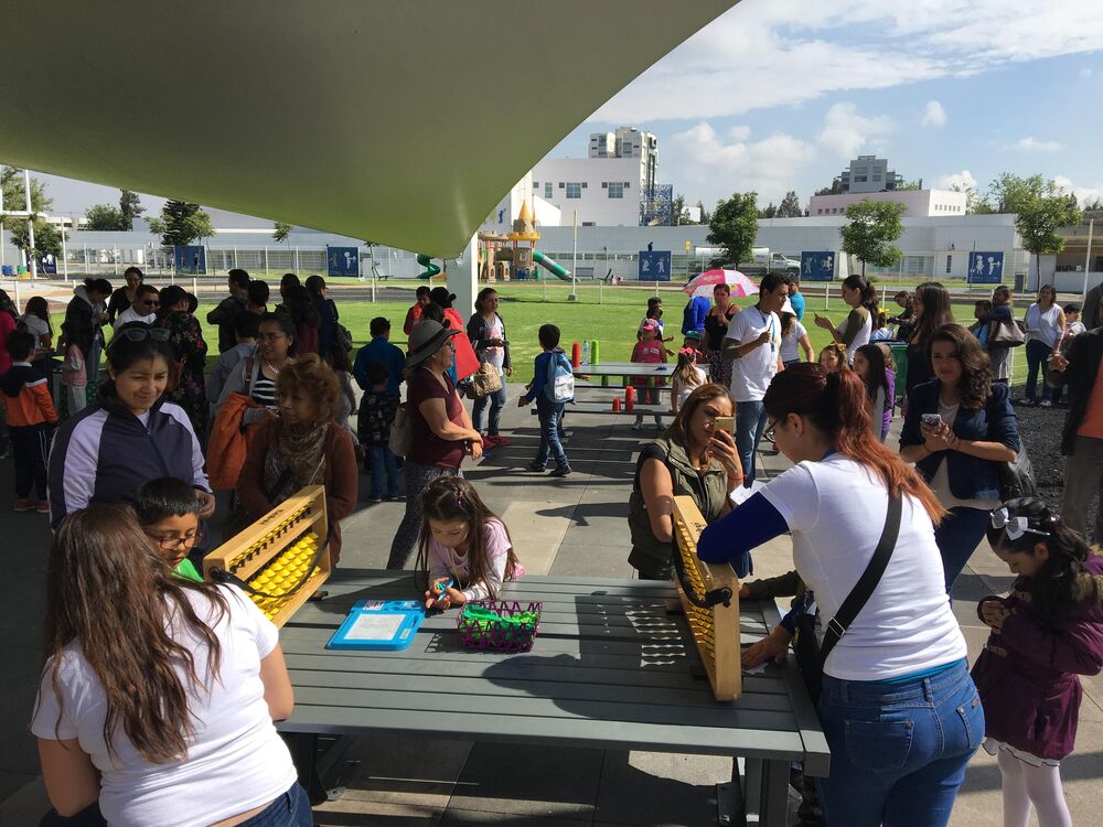 Niños aprendiendo jugando