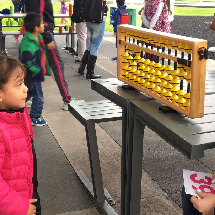 Niña usando el ábaco japonés